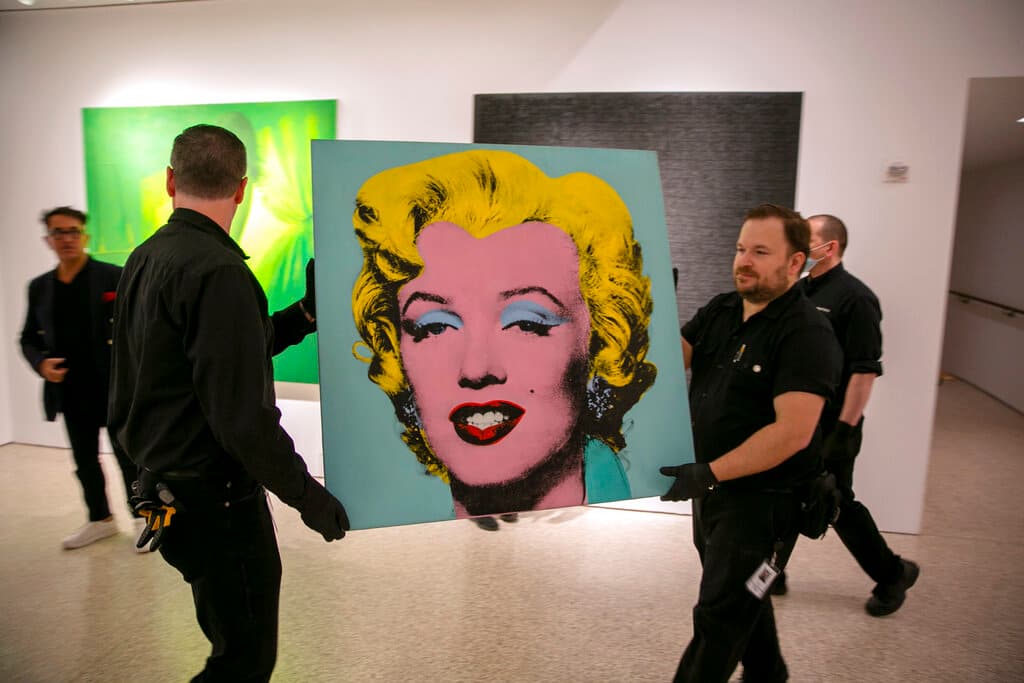 La obra 'Shot Sage Blue Marilyn' (Disparo de salvia azul Marilyn) creada en 1964 por el pintor pop Andy Warhol fue subastada en Nueva York por la casa Christie´s.
<b>La pieza alcanzó los $195.04 millones</b>, lo que la convirtió en la primera obra de un artista estadounidense que alcanza ese monto en una subasta. A continuación algunas de las más onerosas a nivel global.