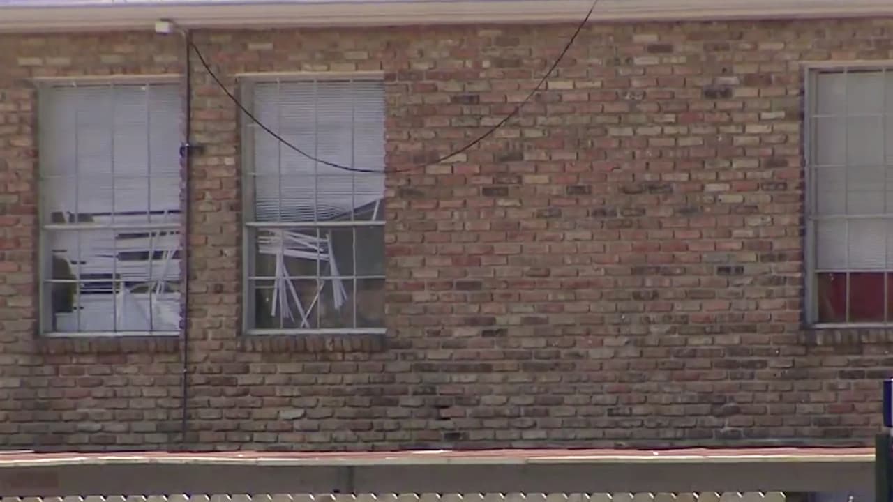 <b>¿Necesito seguir pagando la renta, aunque se hayan suspendido los desalojos? </b>
<br>Sí, la suspensión temporal de los desalojos por parte de los tribunales no afecta su obligación de pagar renta, y la continuación de los pagos de la renta protege sus derechos como inquilino según las leyes de Texas.
<br>