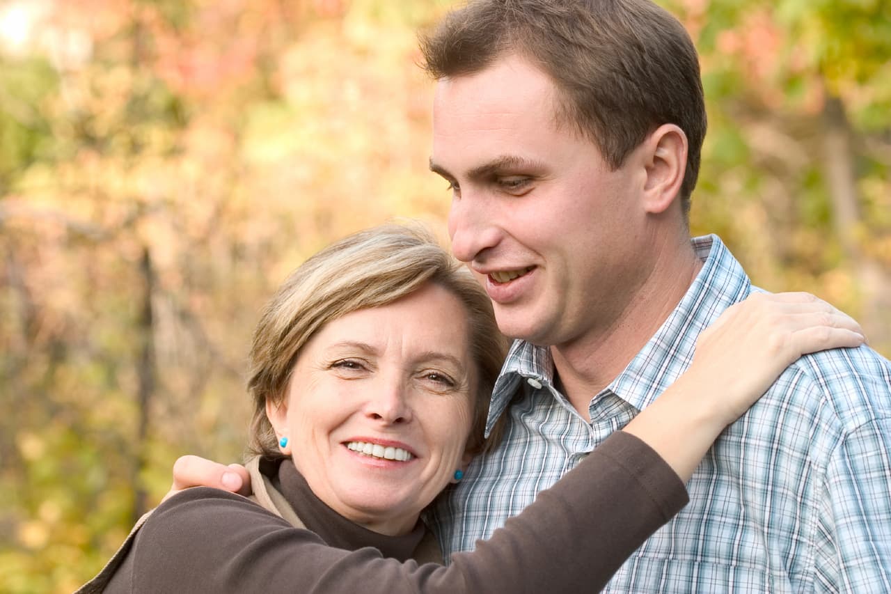 ¡Cuán triste el rostro de un niño que no es abrazado lo suficiente o del anciano solitario que ya no tiene quien le prodigue esa demostración de afecto indispensable! ¡Un abrazo puede salvar una vida, y alejar a una persona del suicidio!
<br>Hay personas que solamente necesitan ese gesto cariñoso, solidario y hermoso para recuperar su fe en la vida, levantar el ánimo y recuperar energías para vivir.