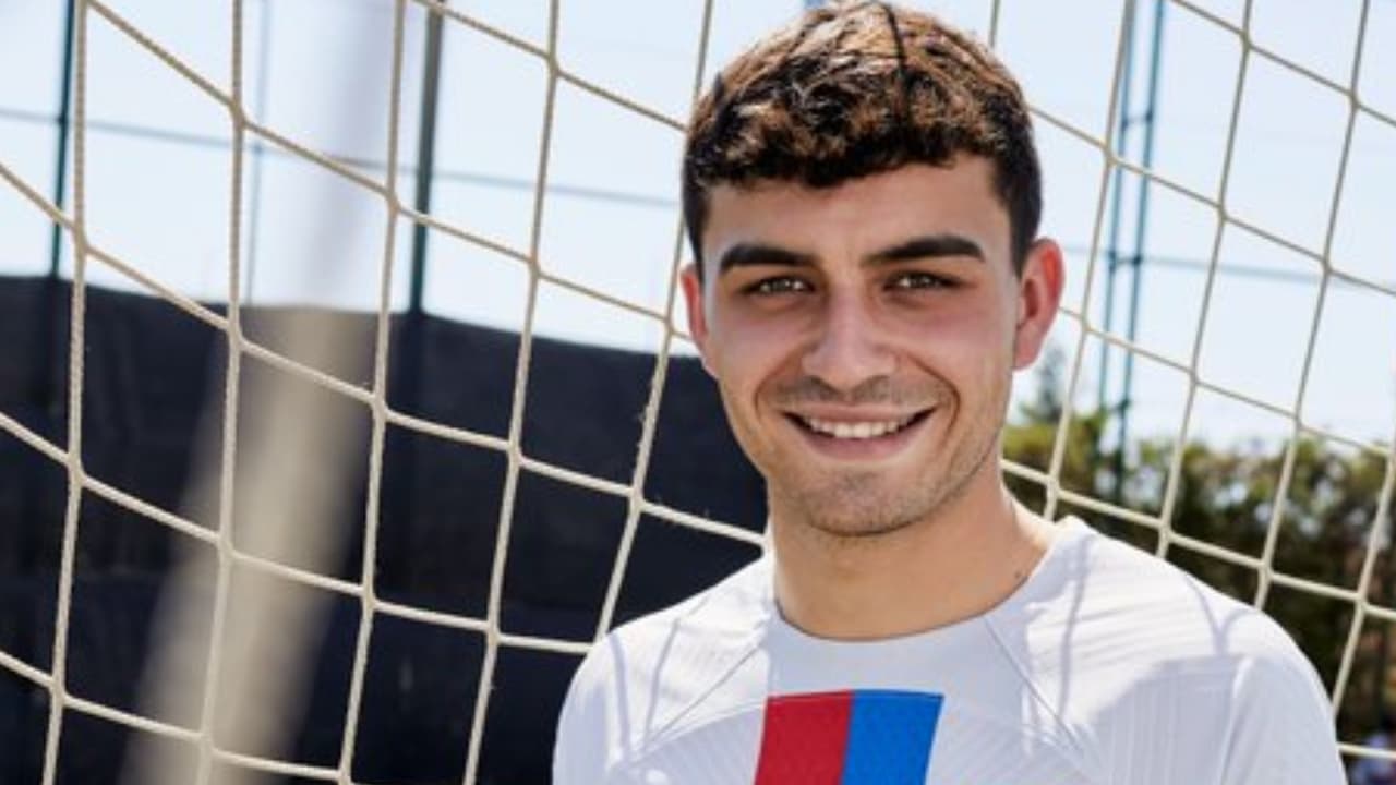 Barcelona presenta su tercera playera, alterna, para la temporada 2022-2023