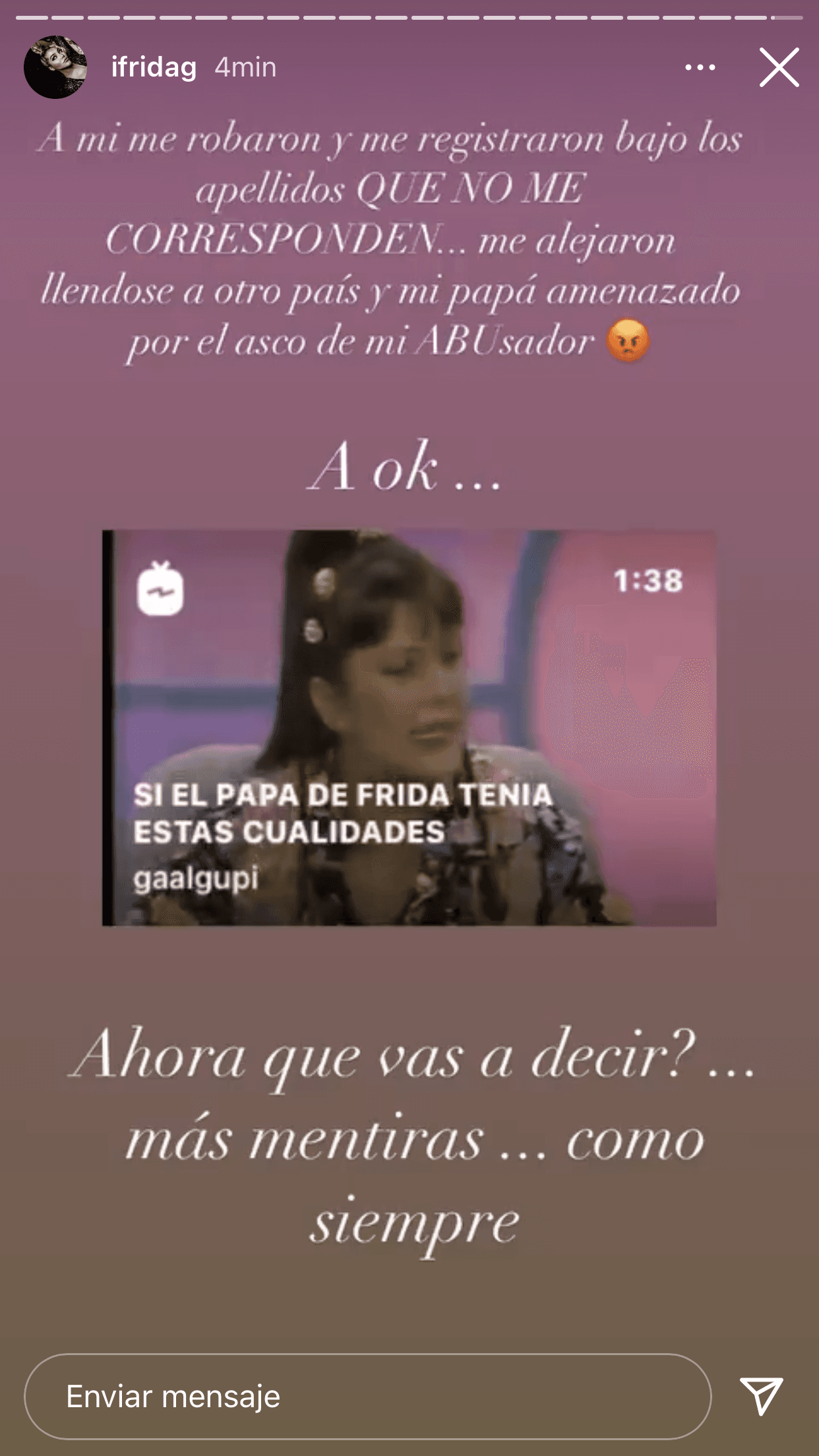 "A mí me robaron y me registraron bajo los apellidos que no me corresponden", acusó junto con un video de antaño que compartió en donde aparece su madre 
<b><a href="https://app.prende.tv/envivo/171543?utm_source=univisioncom&utm_medium=referral&utm_campaign=launch&utm_content=site-promo" target="_blank">en una visita que hizo al Show de Cristina. </a></b>En la entrevista dijo que Pablo Moctezuma "siempre la apoyó" durante el embarazo y que la "trató divinamente bien". 
<br>