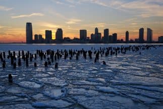 Témpanos de hielo flotan sobre el río Hudson en Nueva Jersey en enero de 2014, cuando un vórtice polar entró a EEUU.