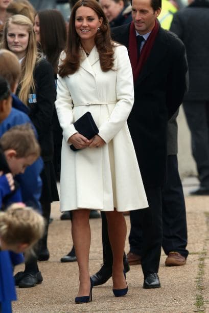 Con seis meses de embarazo Kate no se baja de los tacones.