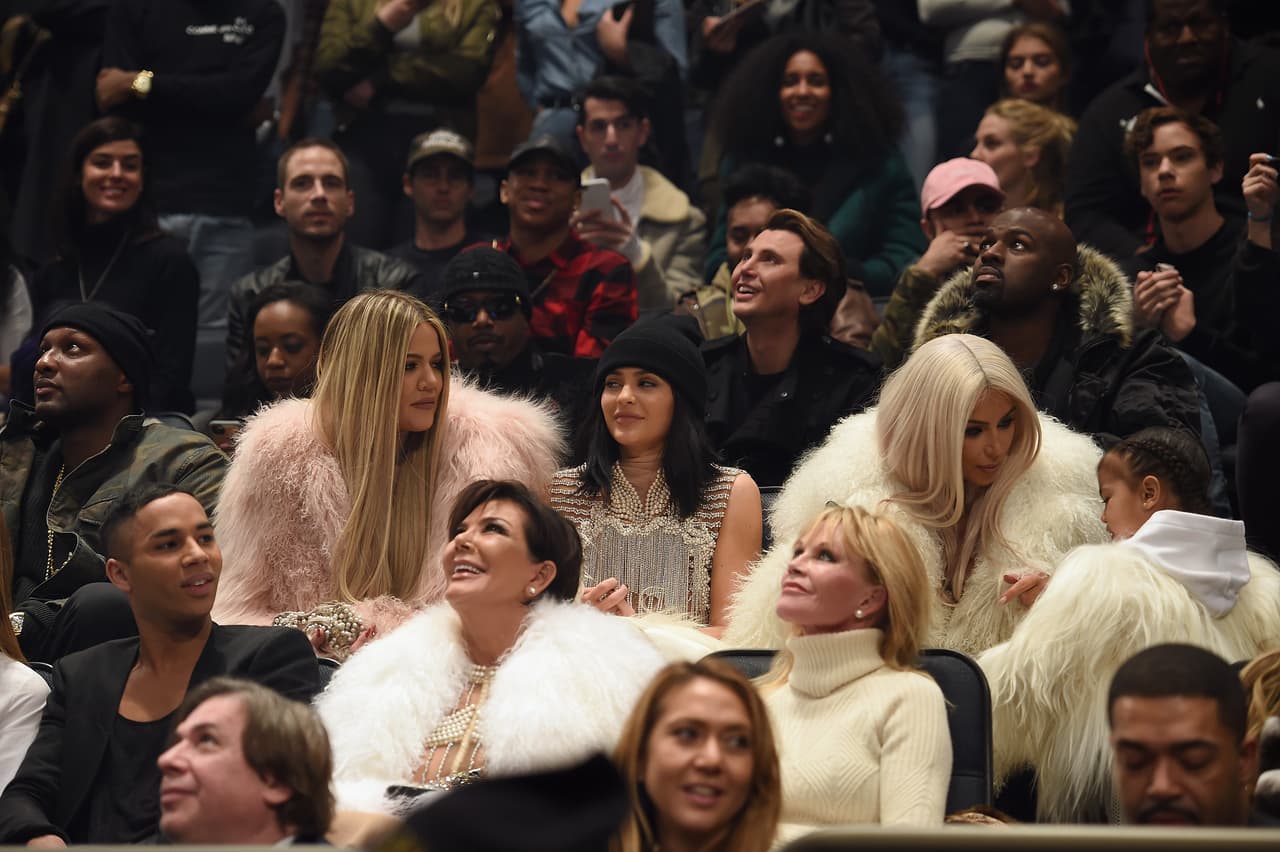El clan Kardashian - Jenner durante el desfile de Kanye West.