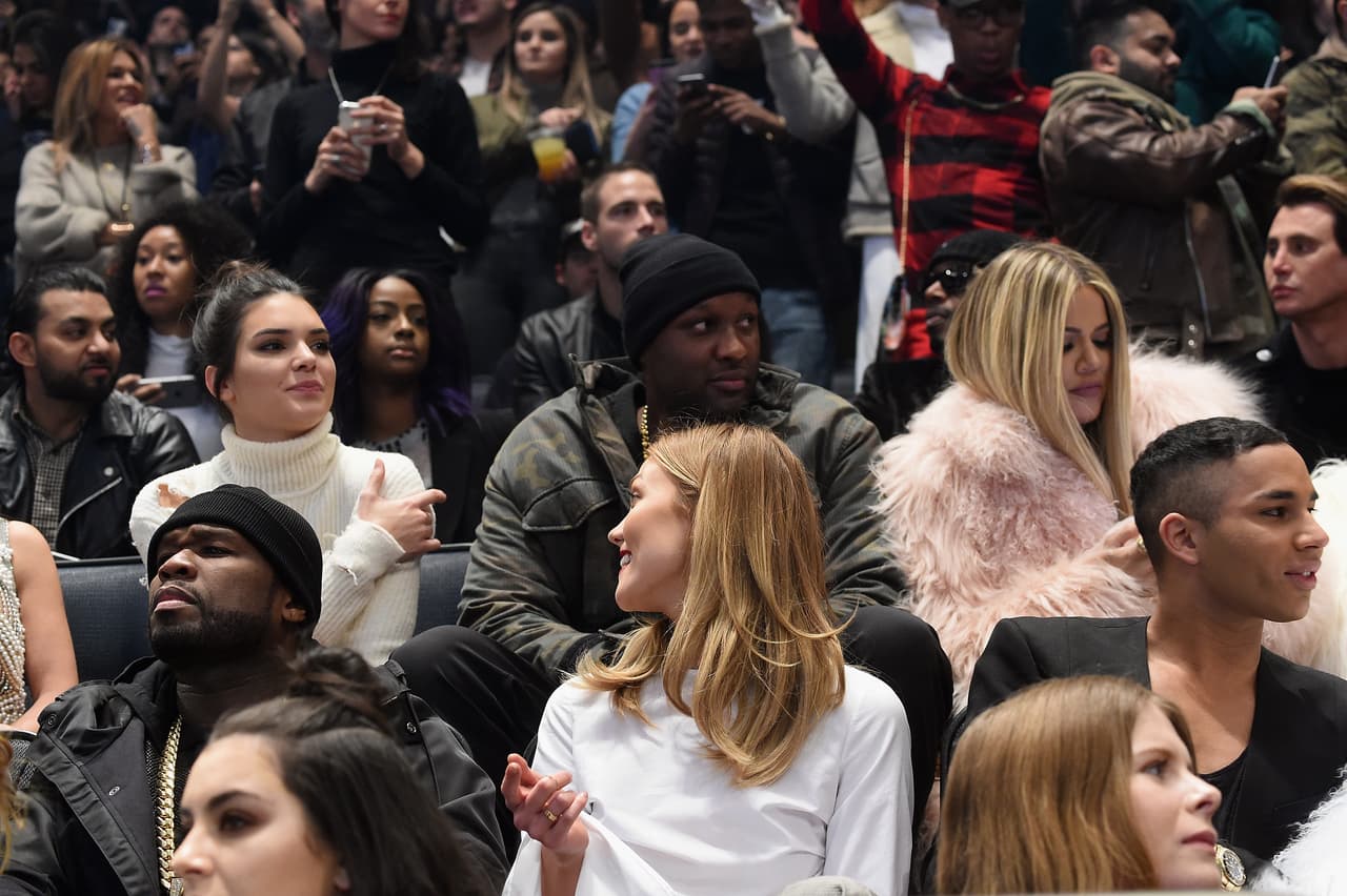 Lamar se sentó entre Kendall y Khloé.
