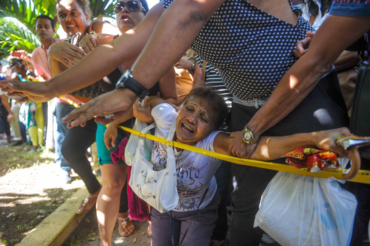 <b>Vía Ecuador</b>. En 2015 el gobierno de Ecuador, un destino utilizado por los cubanos como puente para migrar a Estados Unidos, comenzó a exigir visas a los viajantes cubanos, lo que ocasionó protestas a en la Embajada de ese país en La Habana. 
<br>