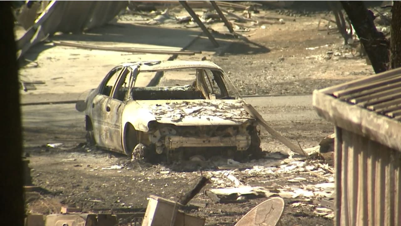 En el área se encontró un vehículo sedán completamente calcinado.