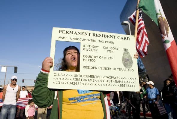 Una nota emitida por el Departamento de Seguridad Nacionaol (DHS) detalló que el 54% de esos nuevos beneficiarios de la "tarjeta verde" (green card, documento que atestigua la residencia legal) ya vivían en Estados Unidos cuando la solicitaron, según los datos estadísticos.