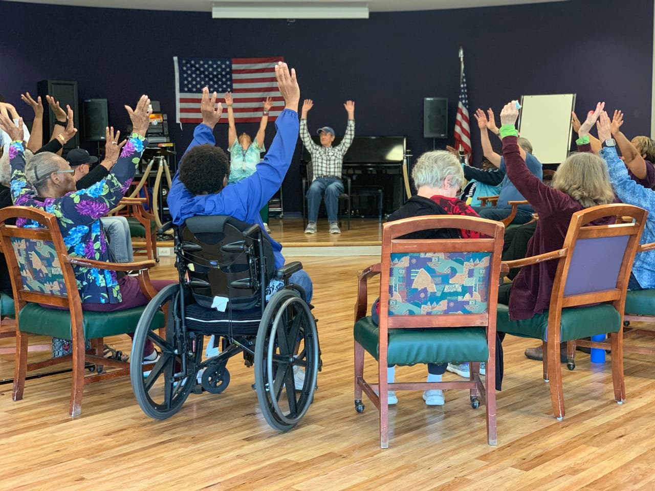 Dementia Care Adult Day Center cuenta con programas que incluyen clases de relajación que los pacientes con demencia toman en sus sillas.