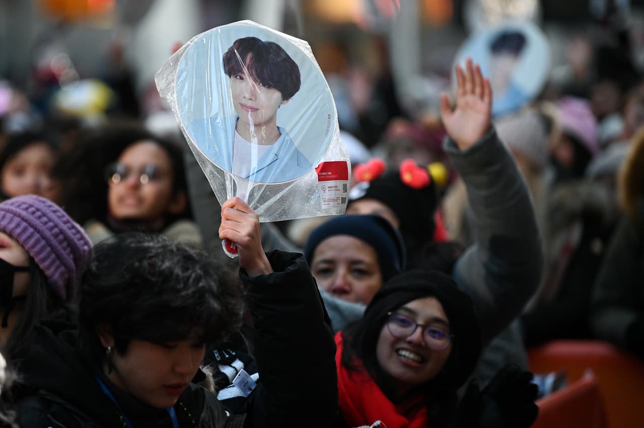 "Esperé en la fila nueve horas y media ayer", tuiteó @kzw_kim. "¡No esperaba eso! Hice fila a las 10:20 a.m. y finalmente llegué al puesto de mercadería alrededor de las 8:00 p.m.”.