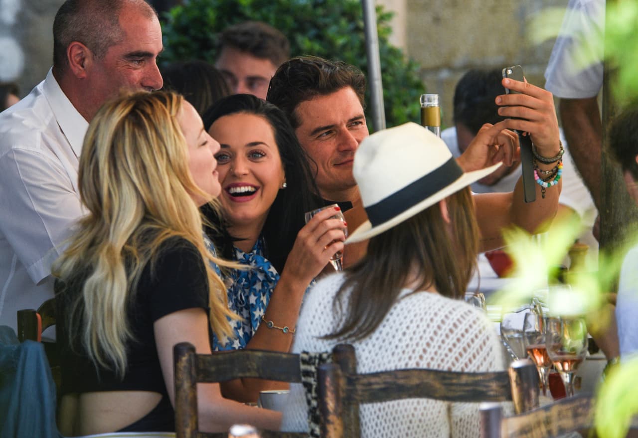 Se tomó algunos selfies con ella.