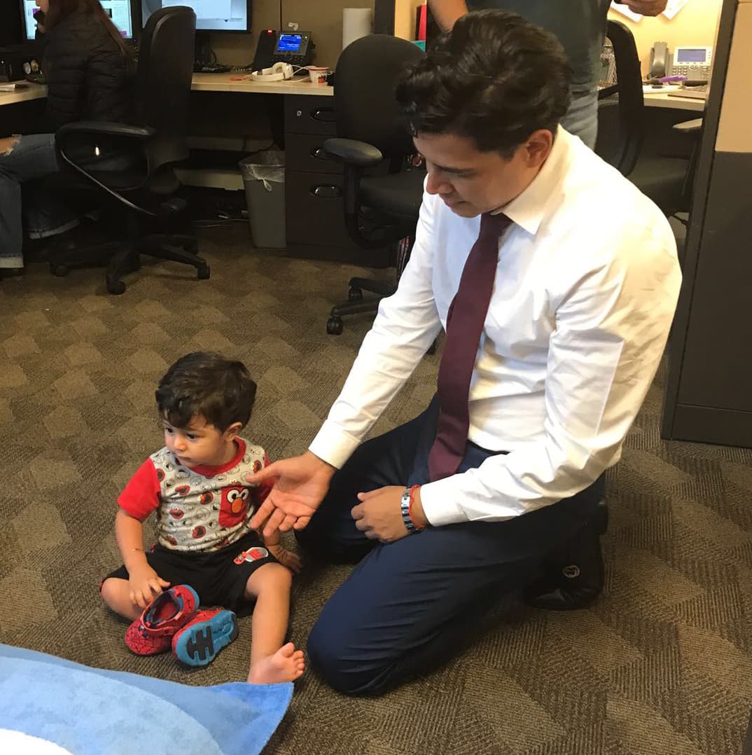 Joshua quería sentirse cómodo y los zapatos salieron volando.