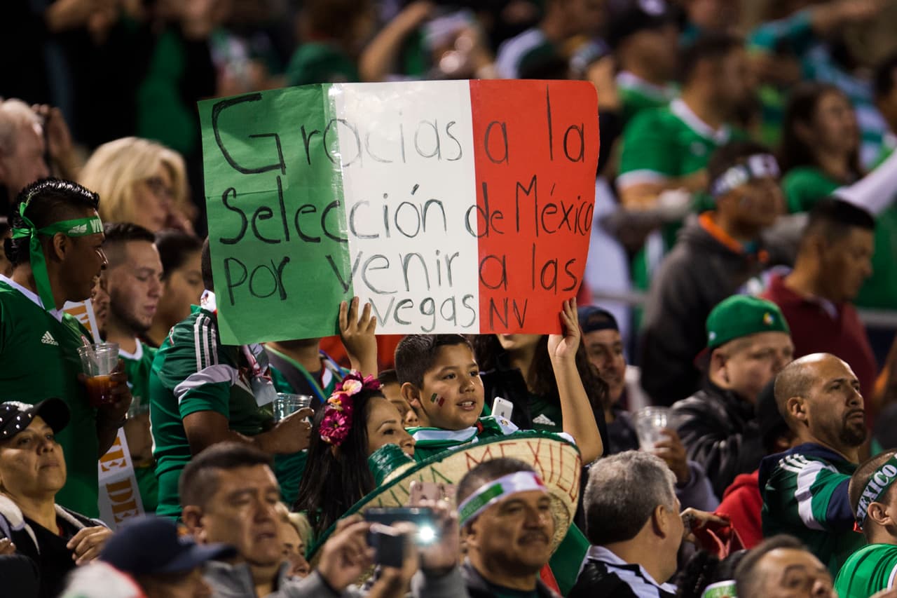 Los fanáticos mexicanos prendieron la fiesta en Las Vegas en medio del amistoso contra Islandia. Disfraces, colorido, amigos, familias, bellas mujeres y hasta música fueron parte del colorido de los presentes. El agradecimiento al 'Tri' desde la tribuna.