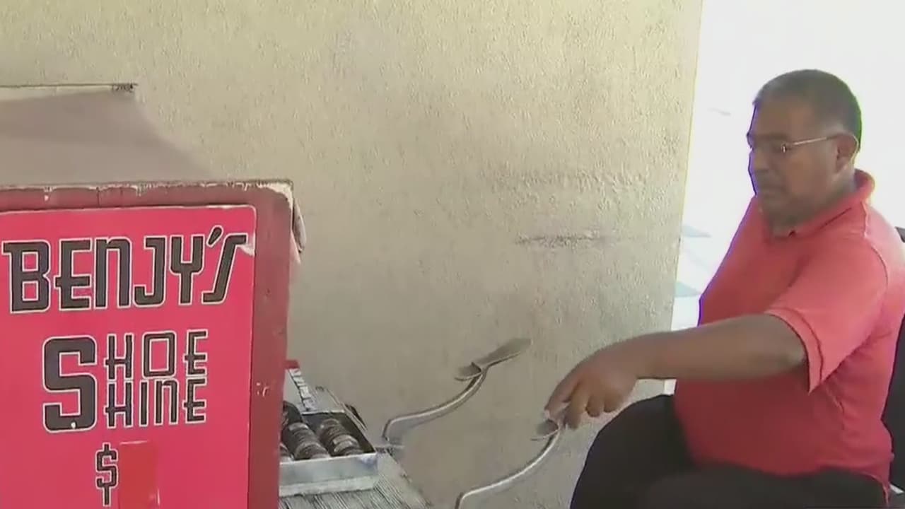 “De rendirme, nunca": lustrador lucha por no perder su negocio durante la crisis del coronavirus 