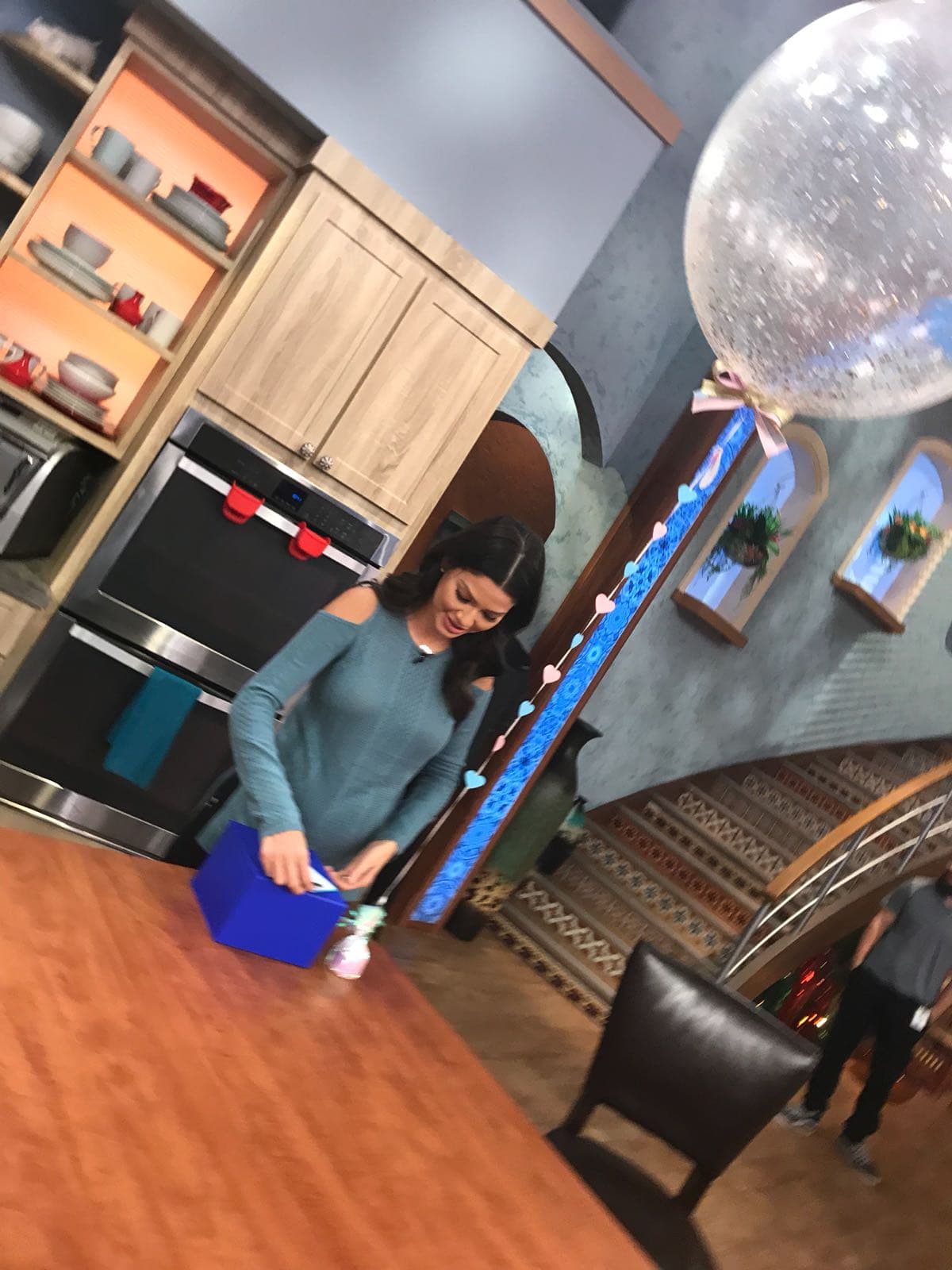 Mientras abría su regalo, Ana confirmó que ya sabe el nombre de su bebé pero solo adelantó que, como Giulietta, empezará con la letra G.