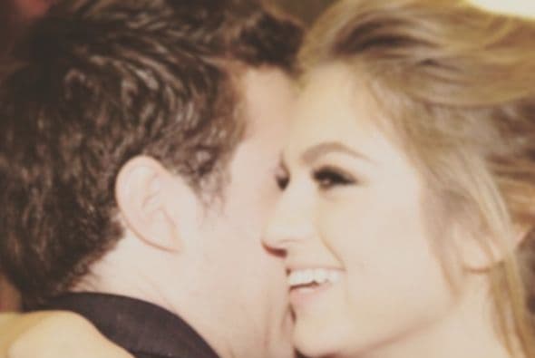 Entre besos y abrazos.