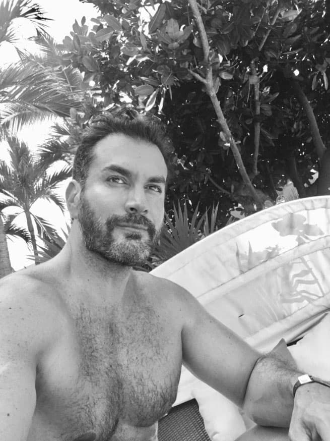 En los últimos años, 
<b><a href="http://www.univision.com/temas/david-zepeda">David</a></b> ha estado más cerca de sus seguidoras a través de las redes sociales, es por eso que les regala fotos donde aparece en la alberca o tomando el sol.