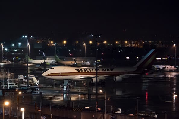 Dos aviones salieron de Japón hacia la Base de la Fuerza Aérea Travis en California. Llegaron a dicho estado alrededor de las 11:28 pm.