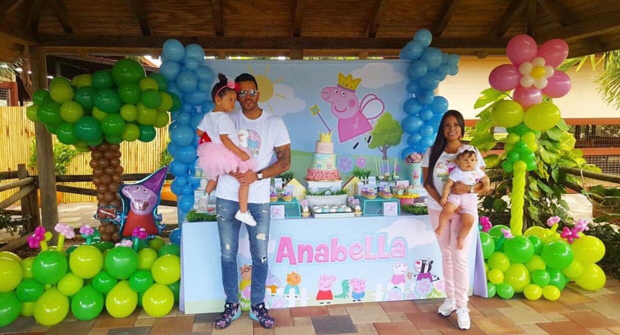 La foto familiar no podía faltar. Yisus rodeado del amor de sus tres bellas mujeres.