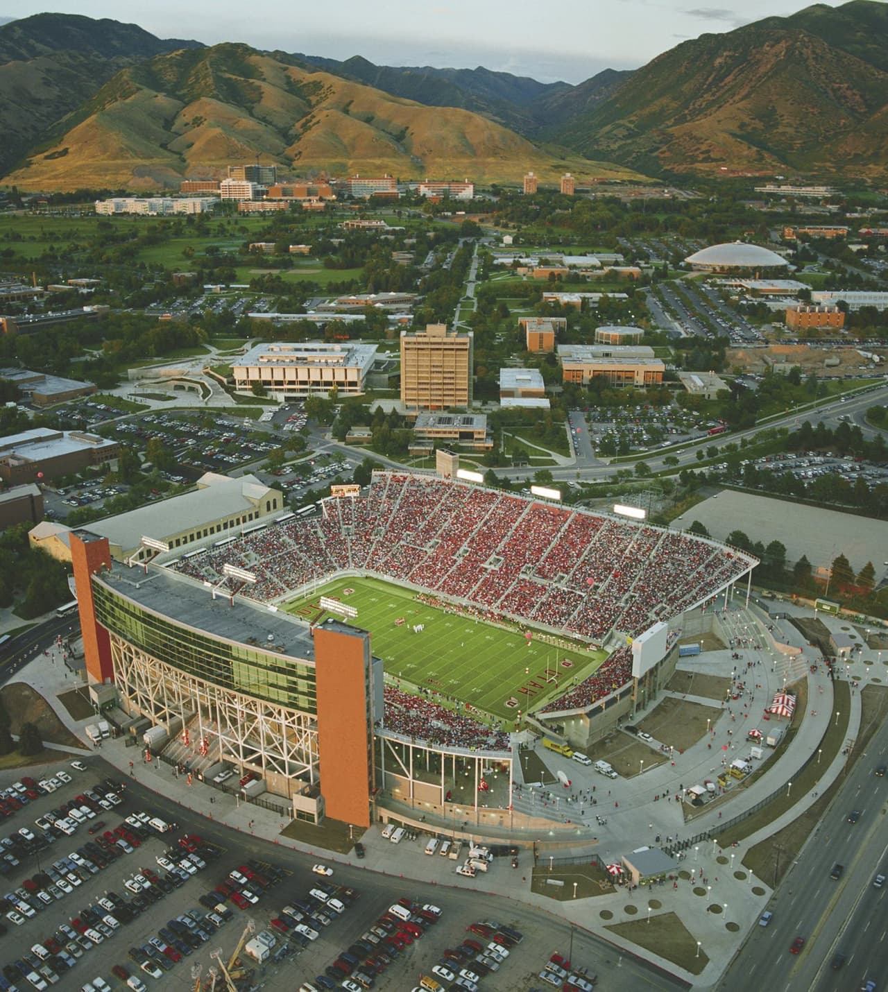 Un estadio majestuoso que sería agradable ver recibiendo un mundial es el de Salt Lake City, Utah: el Rice-Eccles Stadium.
