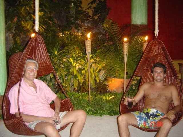 El actor, de 55 años, viene de una familia de cuatro hijos y aunque confesó que su padre era un "hombre muy rígido" que se forjó así por sus orígenes, fue un padre presente que lo acompañó en momentos importantes de su vida.