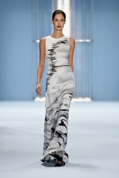 Recuerda que no tiene que ser exactamente igual pero puedes buscar, telas, cortes y colores similares. Carolina Herrera 2015.