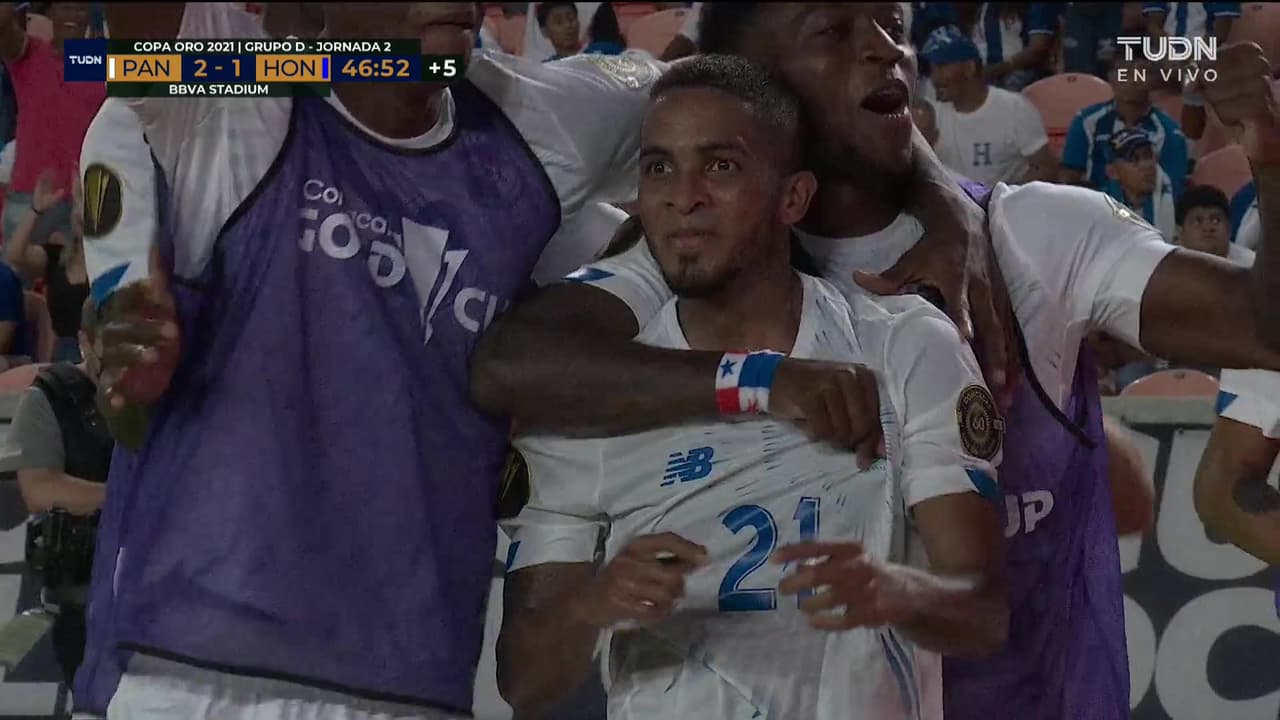 ¡Voltereta de Panamá! César Yanis remata solo y anota el 2-1