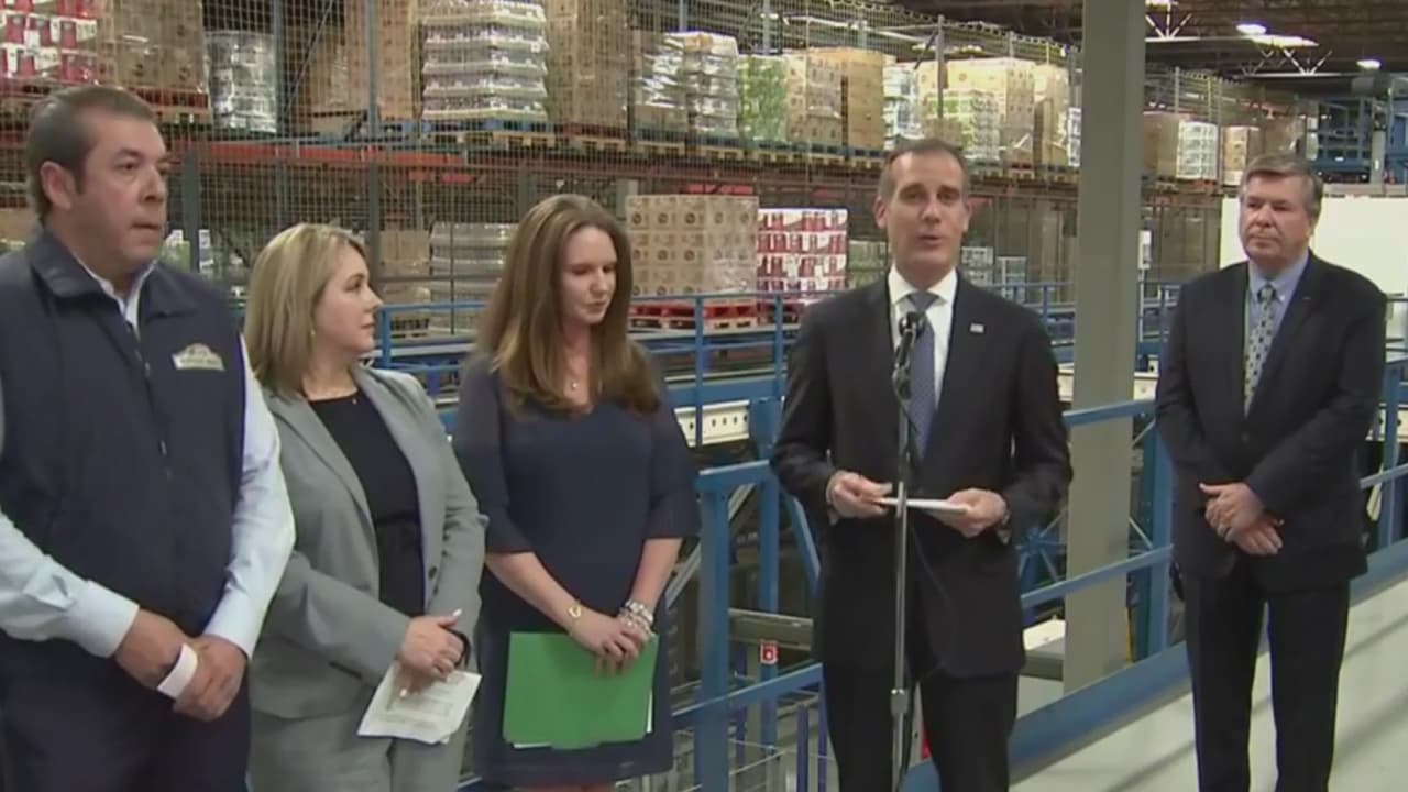 “No hay escasez de comida”: alcalde y representantes de cadenas de supermercados aclaran situación de suministros en Los Ángeles