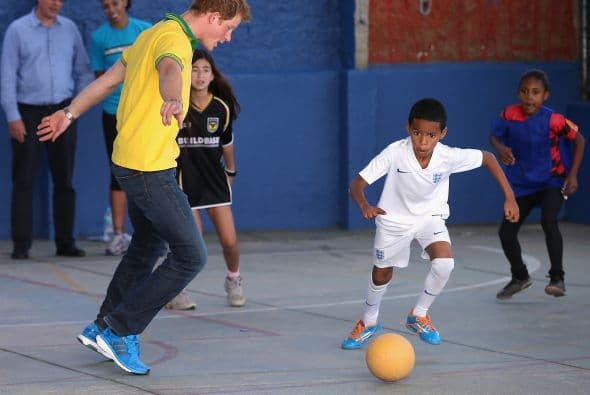 El príncipe hizo gala de sus dotes en el fútbol y les alegró el día.