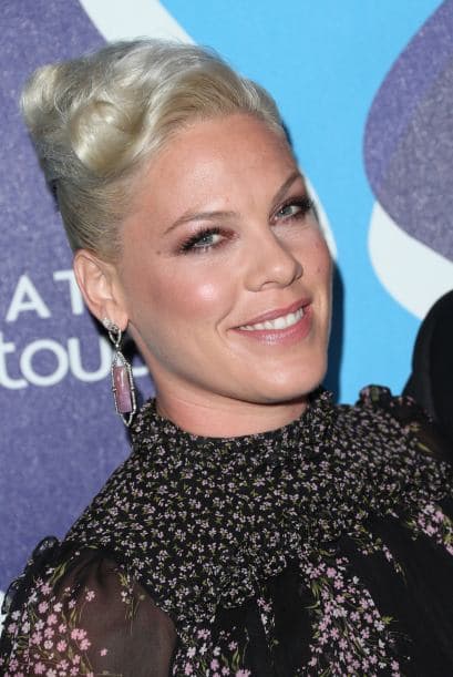 Pink. Si tienes la piel entre blanca y rosada, podrías adoptar el estilo casi plateado de la cantante.