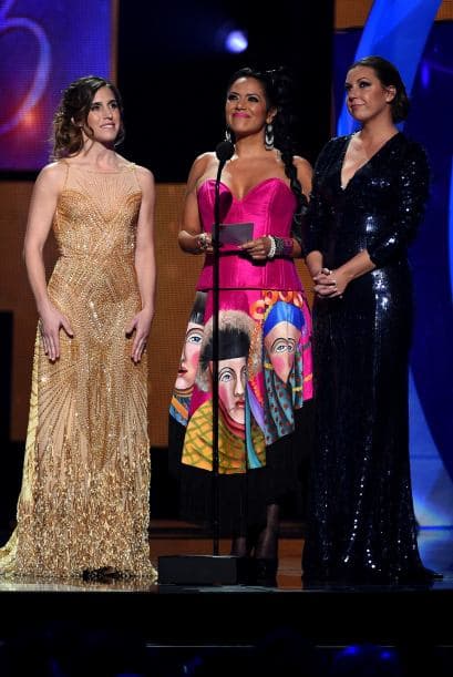 Lila Downs, Niña Pastori y Soledad presentaron la categoría de Canción del Año, que fue nada más y nada menos para el tema 'Bailando', de Enrique Iglesias.