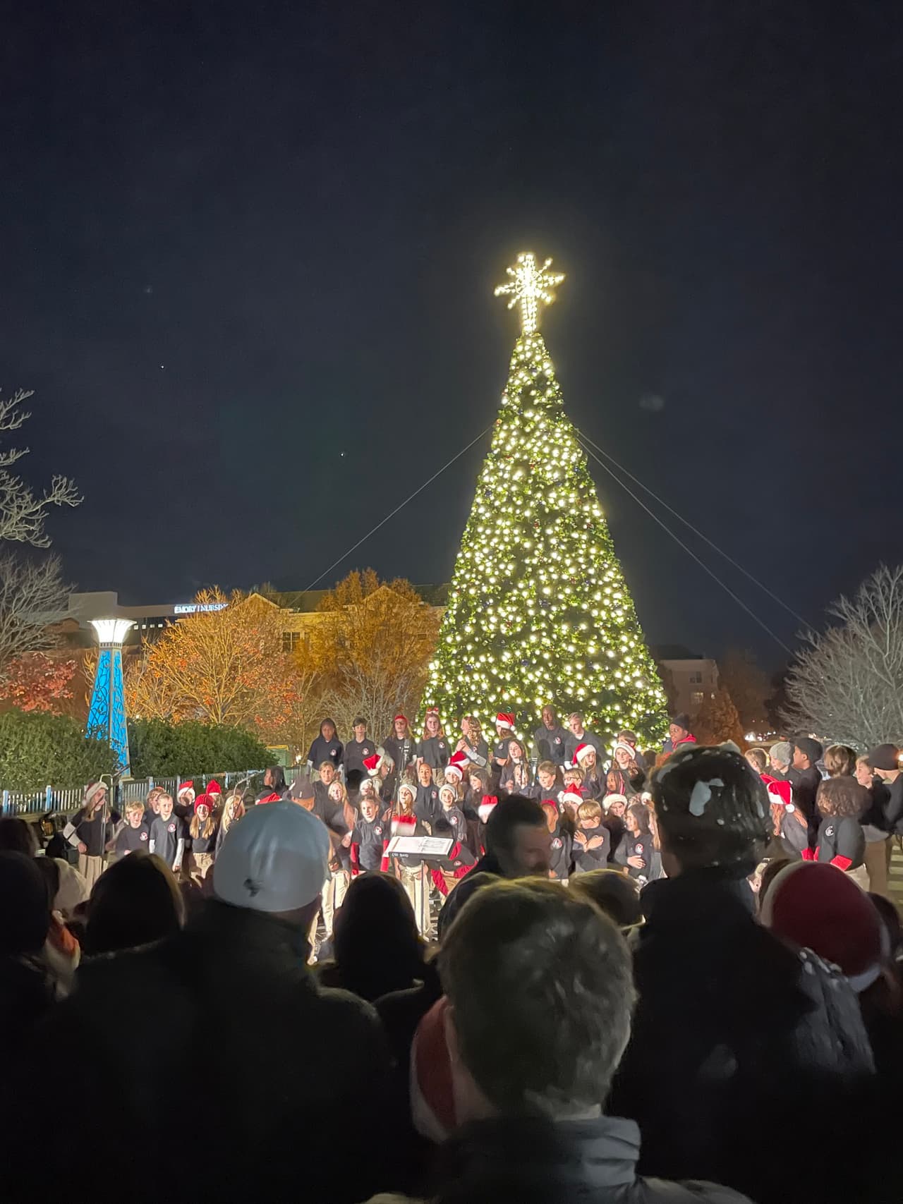 <b>Evento</b>: Decatur Christmas Tree Lighting
<br>
<b>Fecha</b>: 7 de diciembre
<br>
<b>Lugar</b>: Decatur Square. 101 E Court Square. Decatur, GA
<br>
<b>Sitio web</b>: 
<a href="https://www.facebook.com/events/474610191370590/">https://www.facebook.com/events/474610191370590/</a> 
<br>
<br>Disfruta de villancicos, chocolate caliente, nieve y Santa iluminando el árbol.
