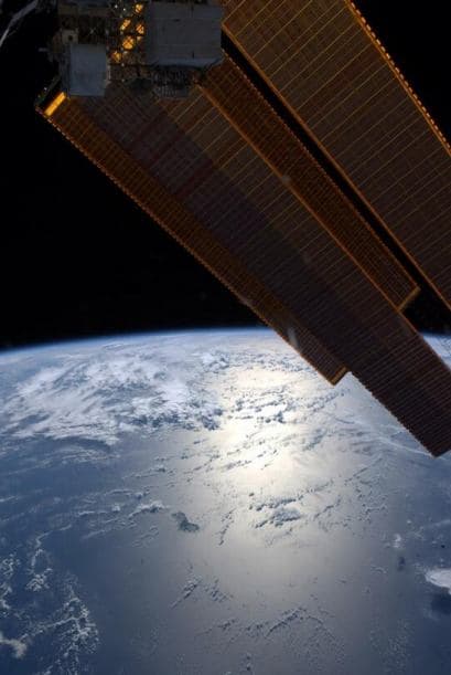 Buenas noches desde la ISS. Los paneles solares brillan al acercarse a Australia. Fotos: @astro_reid