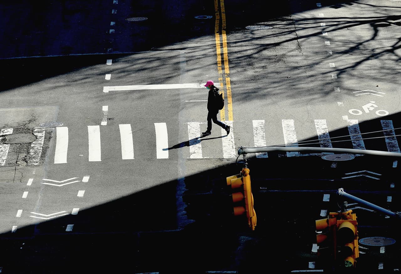 <b>¿Qué es ‘Jaywalking’? </b>
<br>
<br>Jaywalking se refiere a cruzar imprudentemente en áreas no designadas para peatones. Si te golpean mientras cruzas imprudentemente, es posible que el conductor no sea responsable y es posible que el seguro no cubra tus lesiones.