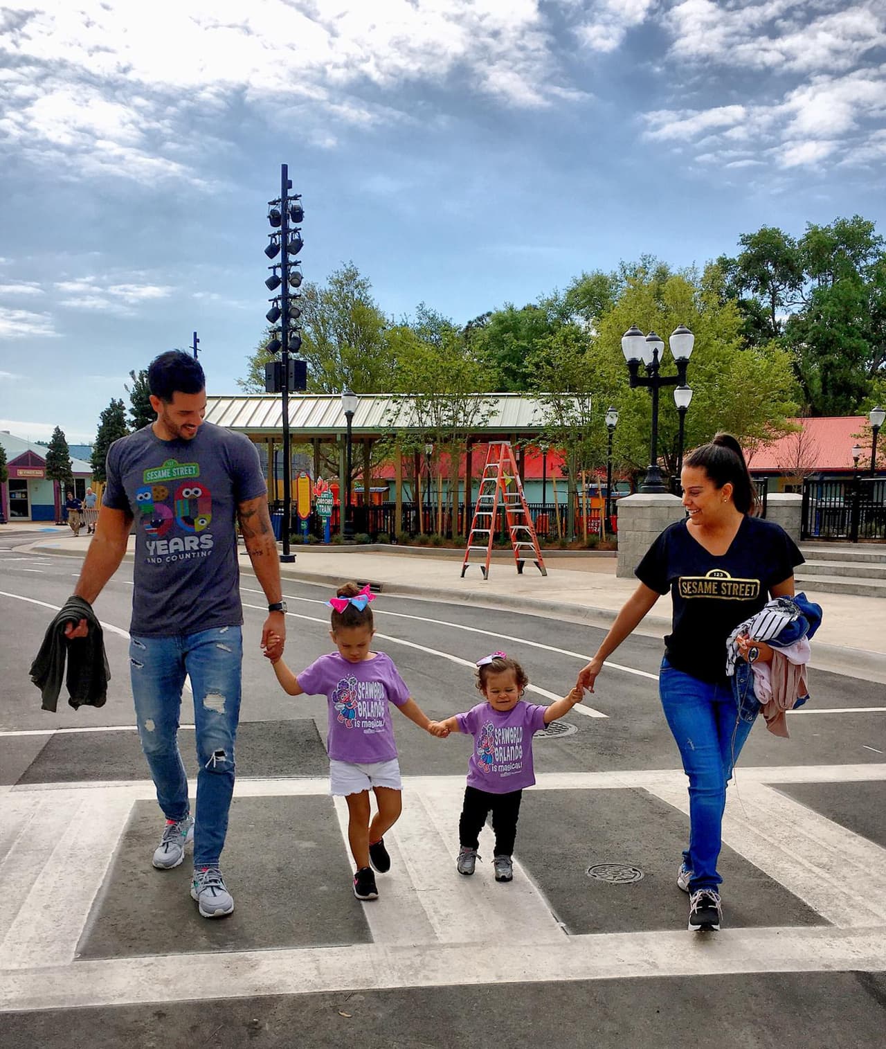 Tomado de la mano de sus tres bellas mujeres, el chef Yisus llegó listo para disfrutar de una día inolvidable en el parque SeaWorld Orlando.