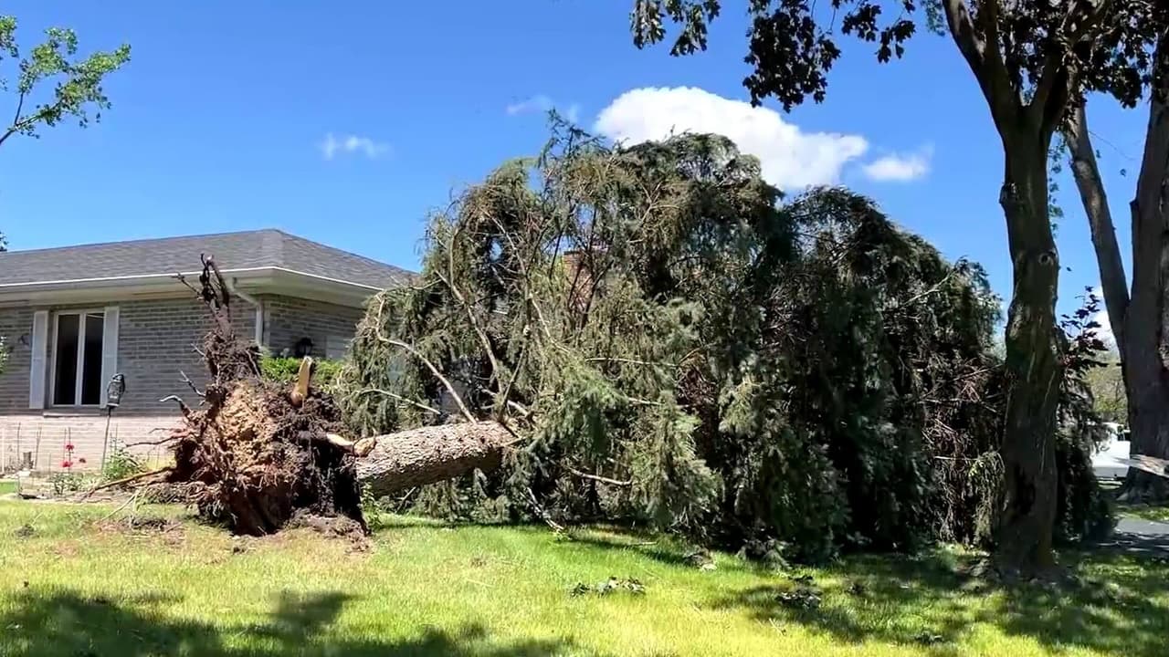 Confirmado que un tornado azotó el poblado de Barlett en Illinois, provocando daños a su paso