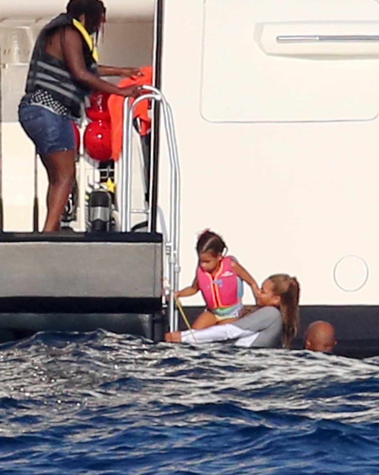 Pero al parecer el agua estaba muy fría o simplemente no le gustó a la pequeñita.