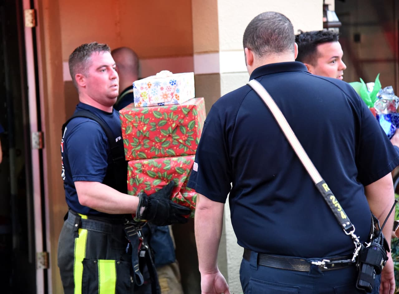 Los rescatistas del condado Polk llegaron al lugar y además de poner a salvo a todas las personas que se encontraban en la residencia, regresaron para rescatar del fuego los regalos de navidad de la familia.