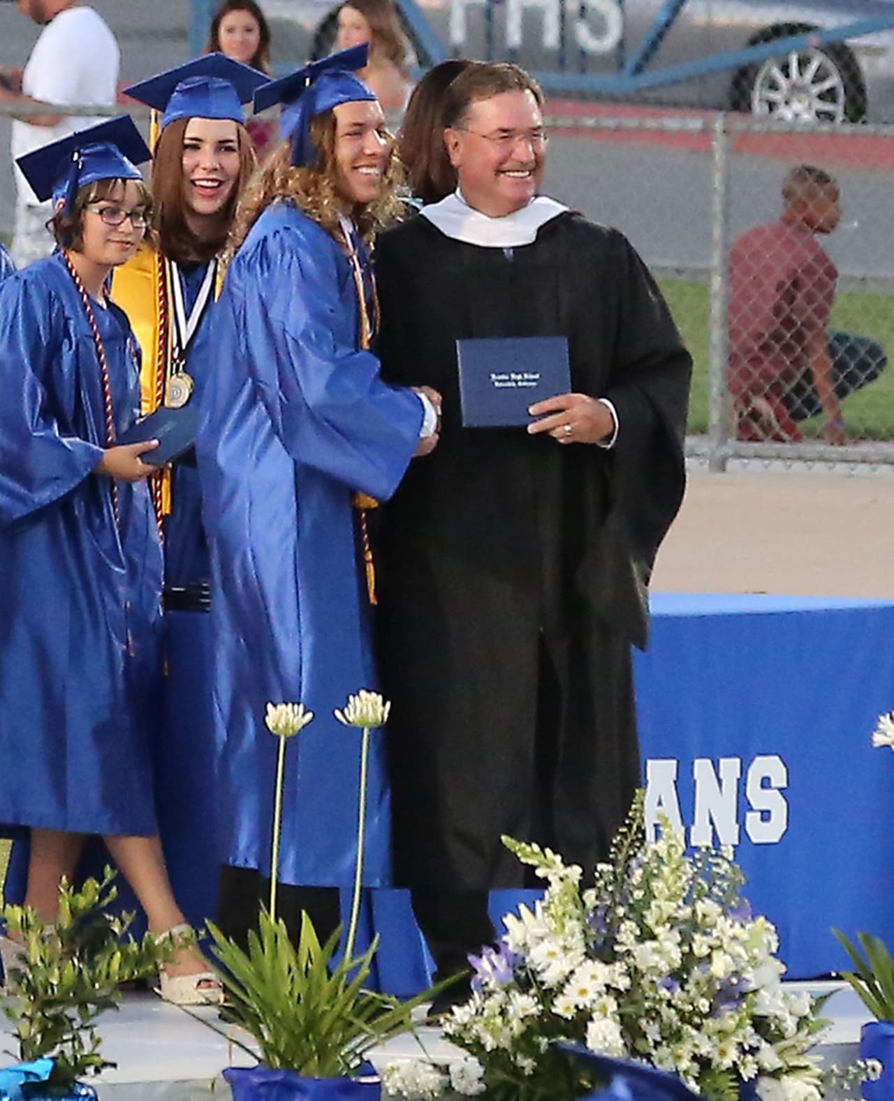Posando para fotos con el director de la escuela.