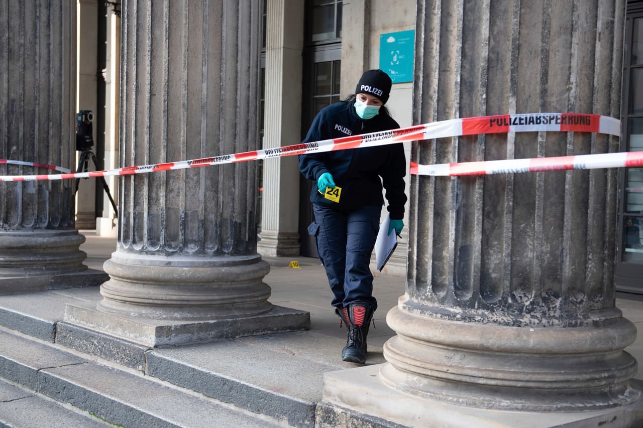 Aparentemente los ladrones sabotearon el suministro de electricidad e irrumpieron en el museo a través de una ventana. Rompieron algunas vitrinas y escaparon con al menos tres juegos de joyas de comienzos del Siglo XVIII, incluidos diamantes y rubíes, dijo personal del museo a periodistas.