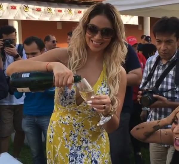 La fiesta comenzó sobre las dos de la tarde, hora local, y las modelos disfrutaron de champán mientras estaban con sus seguidores, algunos de los cuales pagaron más de 100 dólares por acceder a áreas exclusivas.