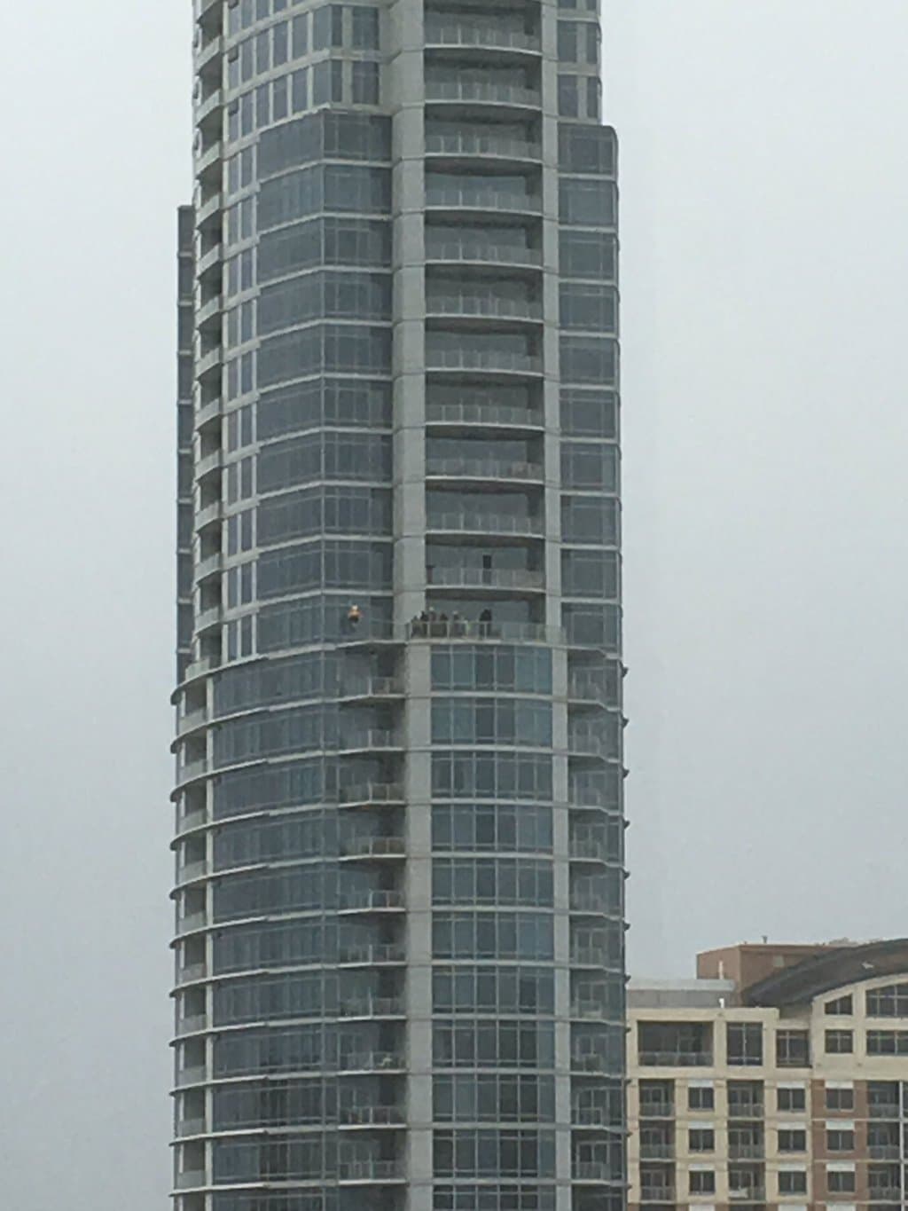 Empleados son rescatados tras quedar colgando en el piso 41 de un edificio en Austin 