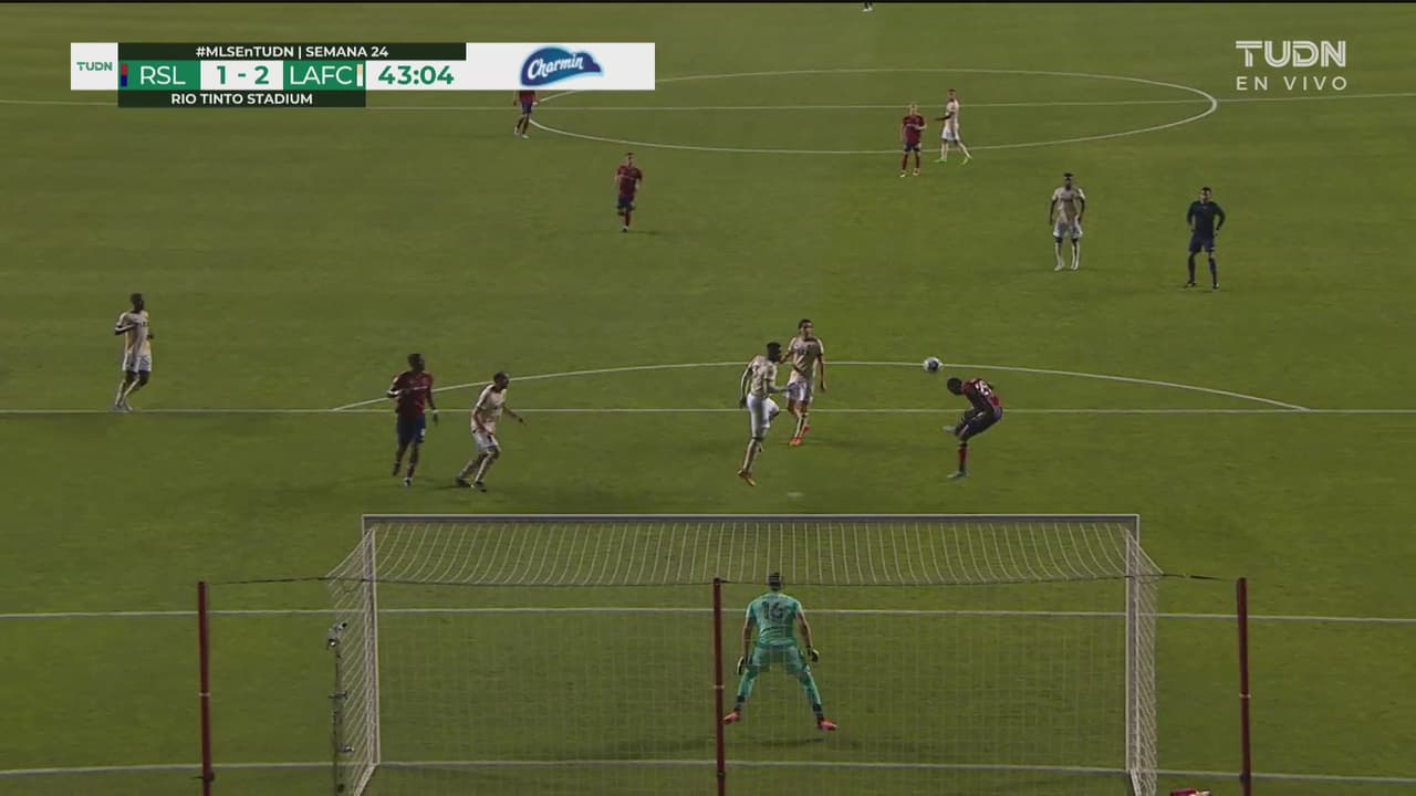 ¡Era la del empate! Anderson Julio no logra rematar correctamente