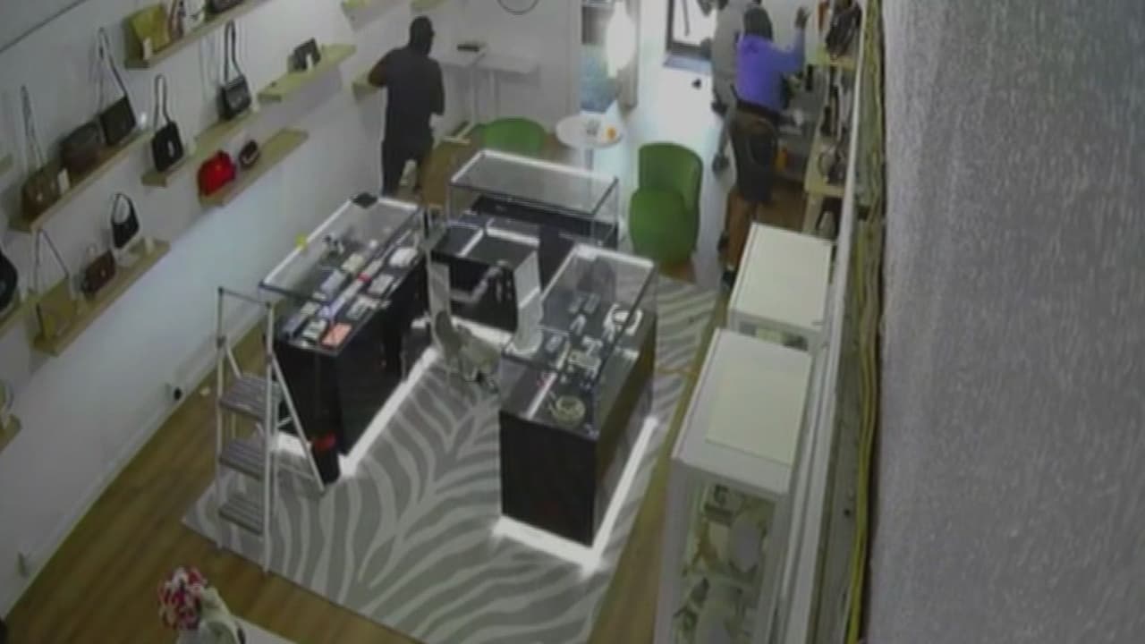 En 15 segundos, un grupo de ladrones roba carteras lujosas en una tienda de Nueva Jersey