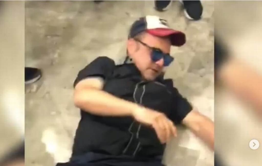 El sábado 8 de septiembre de 2018 pasó lo inimaginable,
<b>Alberto Aguilera Jr., aparentemente bajo el efecto del alcohol, caía durante una entrevista en el Aeropuerto Internacional de la Ciudad de México</b>, luego de perder un vuelo y refugiarse en un restaurante.