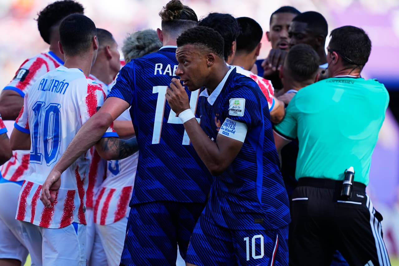 Mbappe continúa sin aferrarse a la discusión.