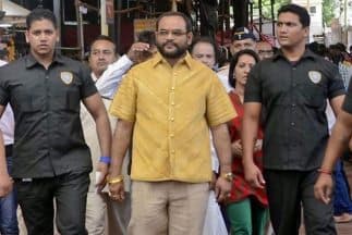 El empresario Pankaj Parakh, luciendo la lujosa y pesada prenda y bien acompañado de su equipo de seguridad. (Imagen tomada de Twitter).