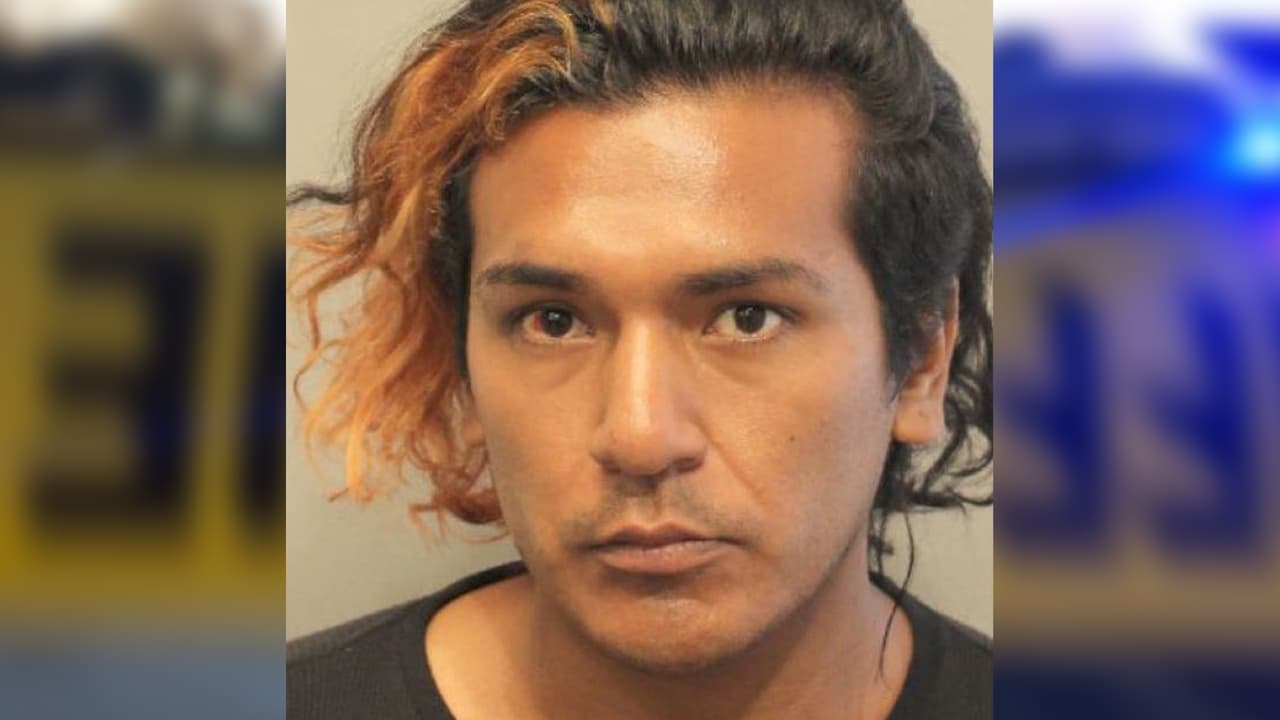 Johnny Martínez, de 27 años, cargo por prostitución.