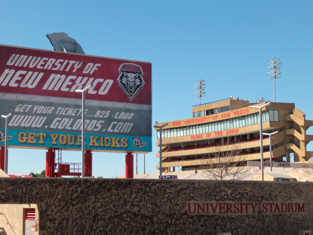 En abril la Universidad Estatal de Nuevo México confirmó su postura que había generado polémica a finales de 2016 y aseguró que NMSU no se autodenominará 'campus santuario'. Sin embargo,
<a href="https://www.chicagomaroon.com/article/2016/11/19/provost-signals-continued-support-immigrans-campus/"> <b>hará todo lo posible dentro de los límites de la ley para apoyar y cuidar a los estudiantes</b></a> traídos ilegalmente a Estados Unidos. Los líderes de los esfuerzos para apoyar a los inmigrantes aseguraron que tal declaración 
<a href="http://nmpolitics.net/index/2016/12/nmsu-wont-call-itself-a-sanctuary-campus-or-ban-immigration-officials/"><b>es innecesaria si una universidad ya está cuidando a sus estudiantes como debería</b></a>
<b><a href="#_msocom_1">[Office1]</a> </b>.