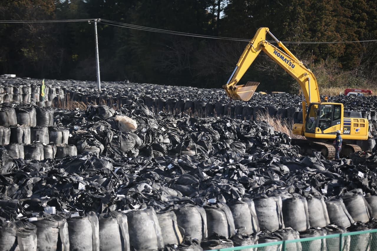 <b>Fukushima, Japón.</b> Un terremoto en marzo de 2011 causó un accidente nuclear en una planta de la ciudad de Okuma que convirtió a esta prefectura del centro de Japón en un lugar peligroso para la vida humana. Todavía los expertos continúan calculando las consecuencias de la catástrofe y el impacto real de la radiación en la población. En la fotografía un área cercana al accidente donde se almacenan residuos contaminados por la radiación.